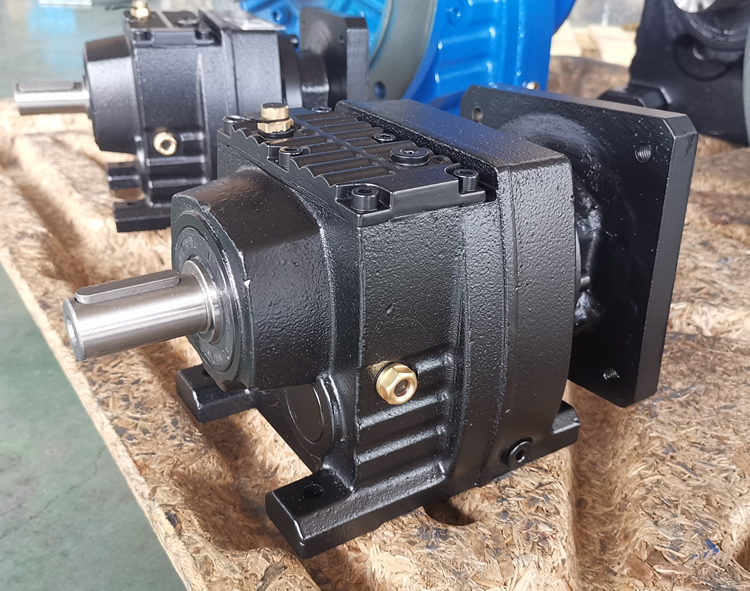 R37系列減速機的實物照片，輸入配伺服電機