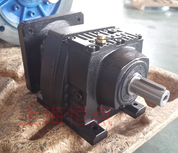 R37系列減速機的實物照片，輸入配伺服電機