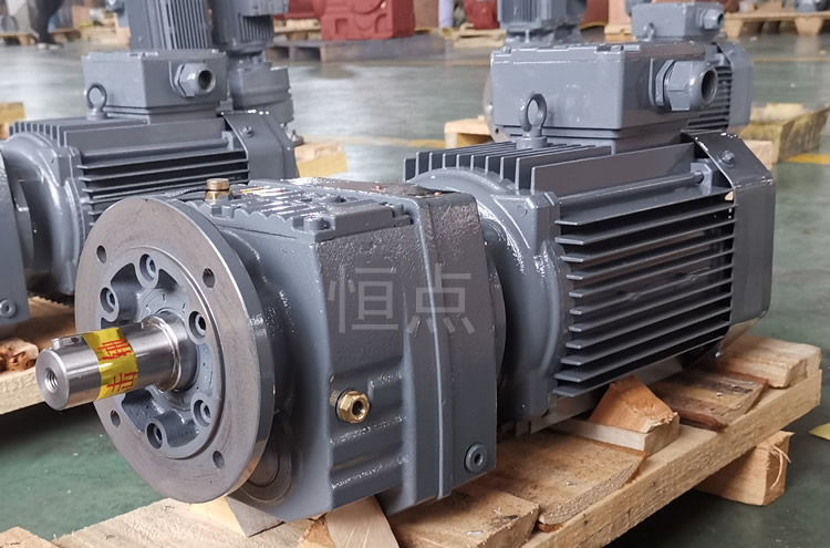 RF47系列減速機配直聯電機，立式安裝 輸出法蘭+軸 實物圖