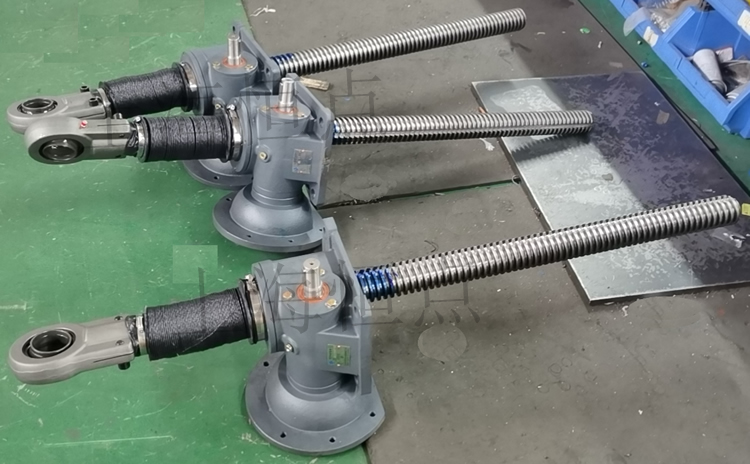 SWLD10升降機配關節軸承，配軟防護罩的實物圖